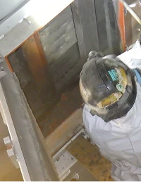 現場での設備作業