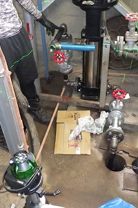 設備を確認する作業員
