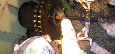 設備工事を行う作業員