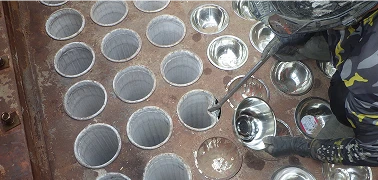 設備内部を点検する作業の様子