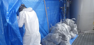 設備メンテナンスに従事する作業員
