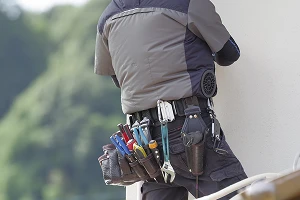 現場で作業する設備技術者