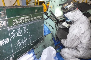 設備を確認する作業員