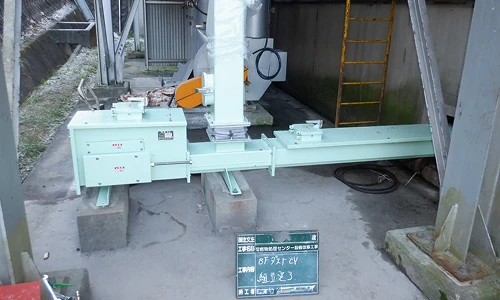 設備工事を行う作業員